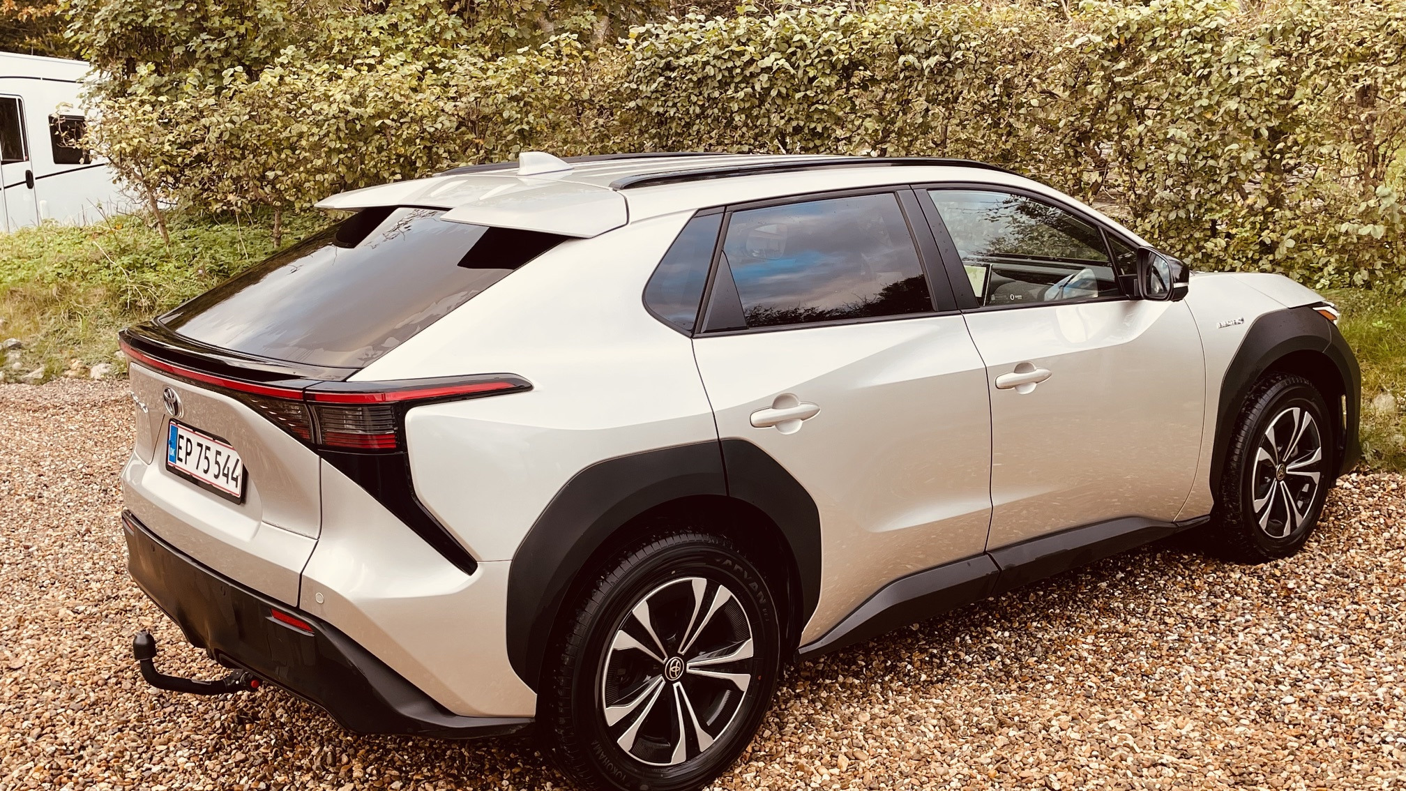 Sølv Toyota BZ4X fra 2023