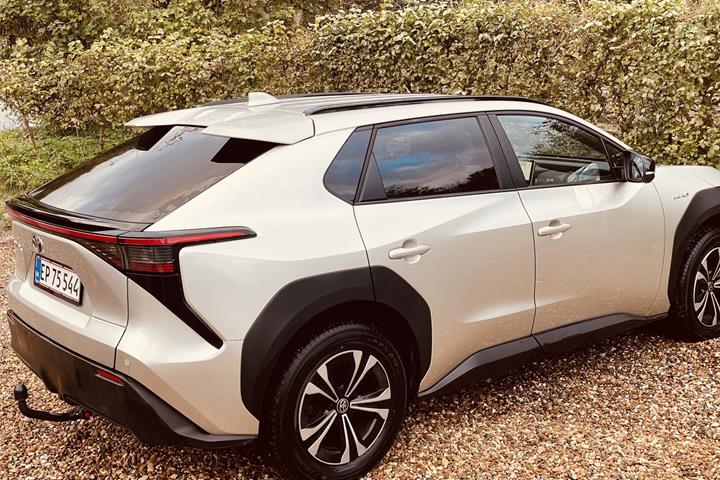 Sølv Toyota BZ4X fra 2023