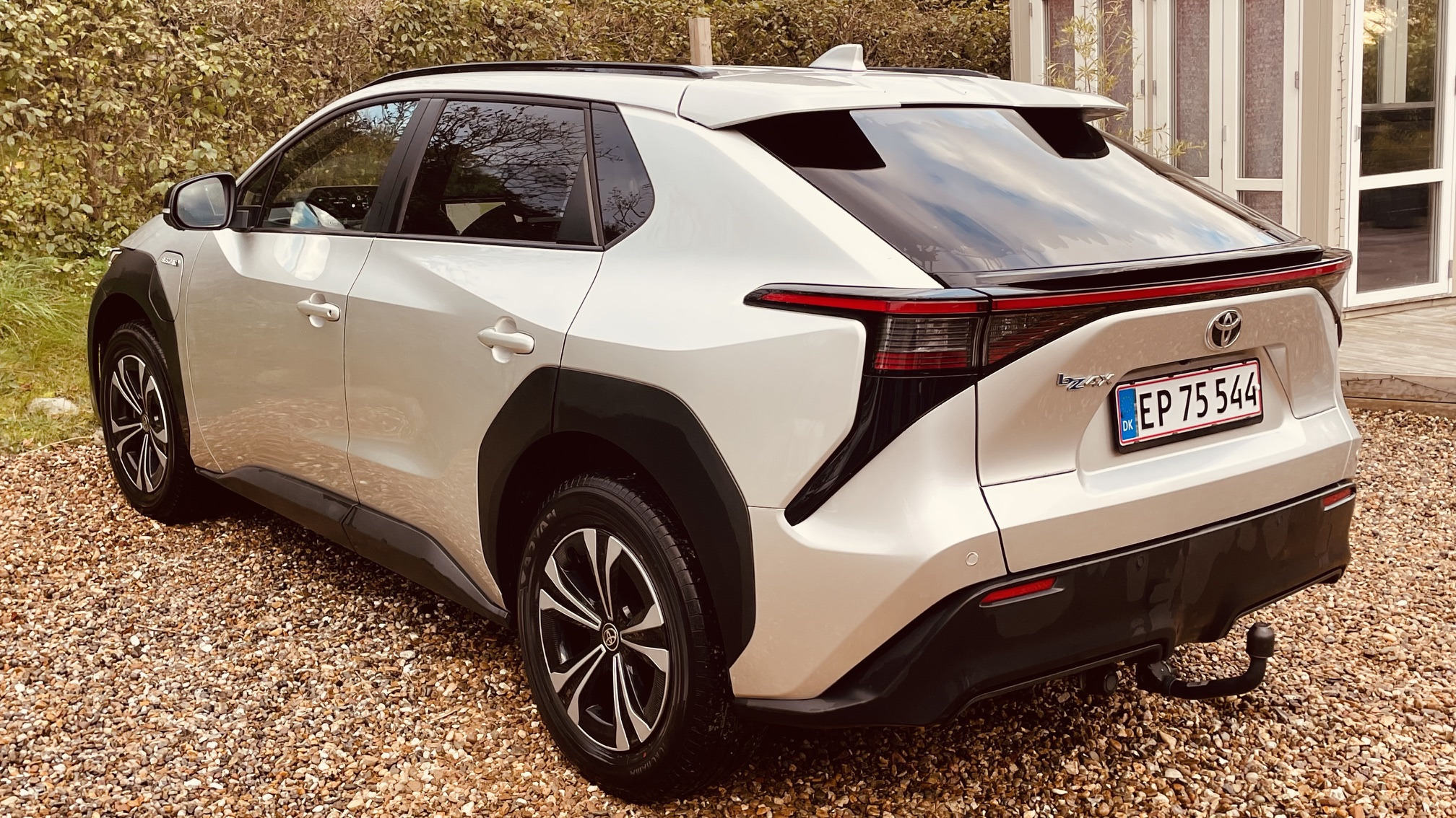 Sølv Toyota BZ4X fra 2023