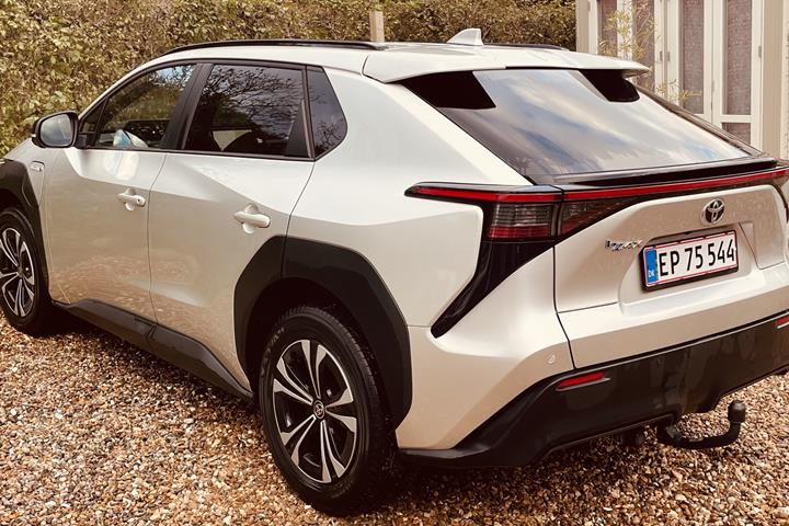 Sølv Toyota BZ4X fra 2023