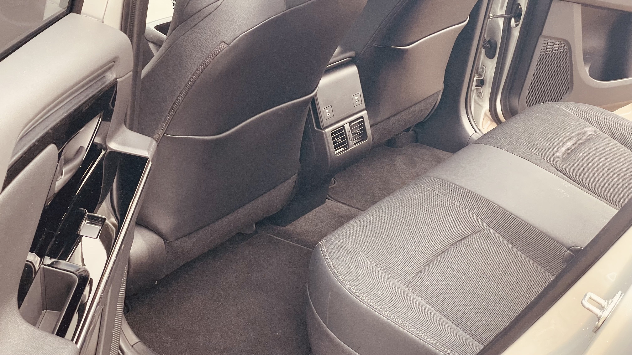 Sølv Toyota BZ4X fra 2023
