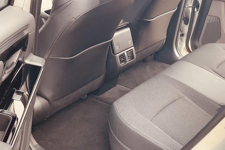Sølv Toyota BZ4X fra 2023
