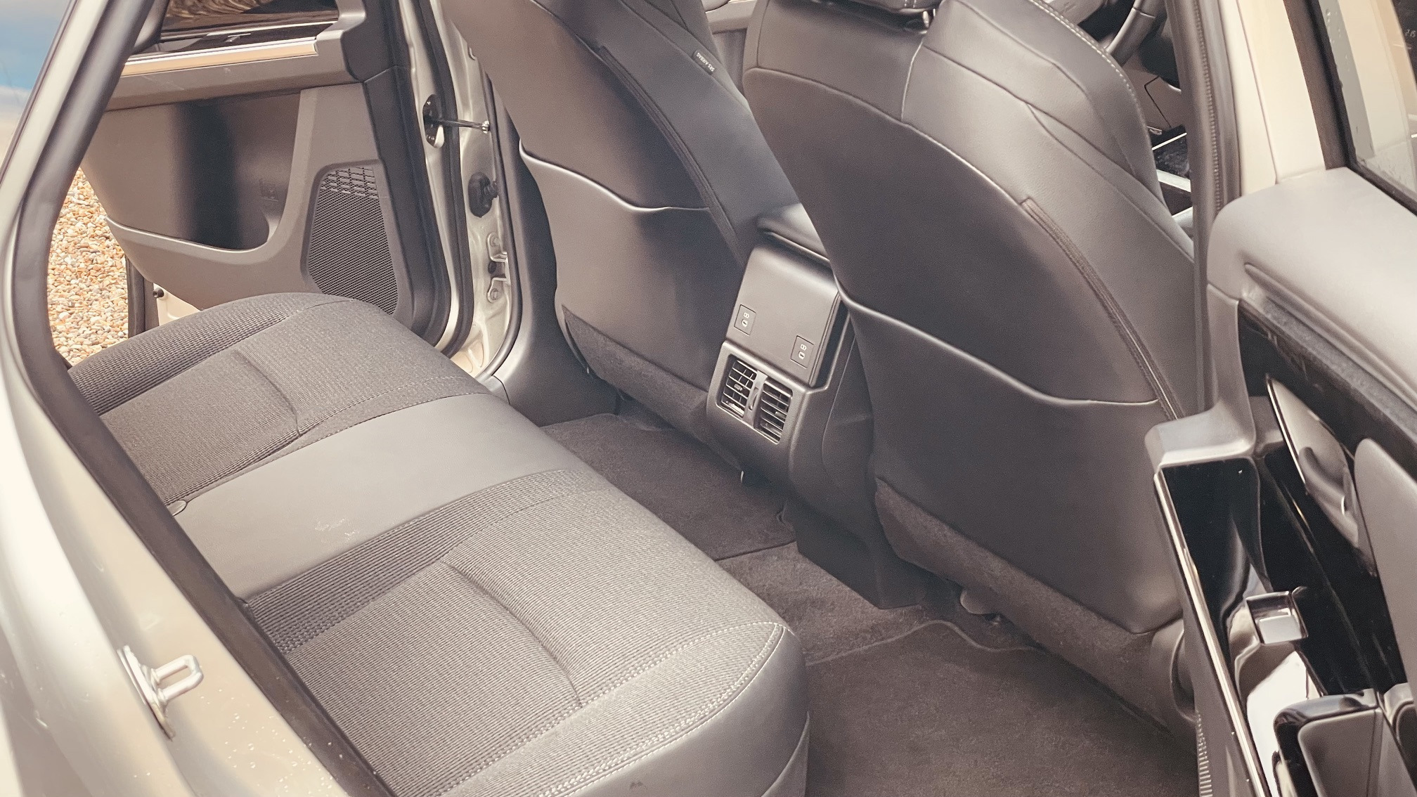 Sølv Toyota BZ4X fra 2023