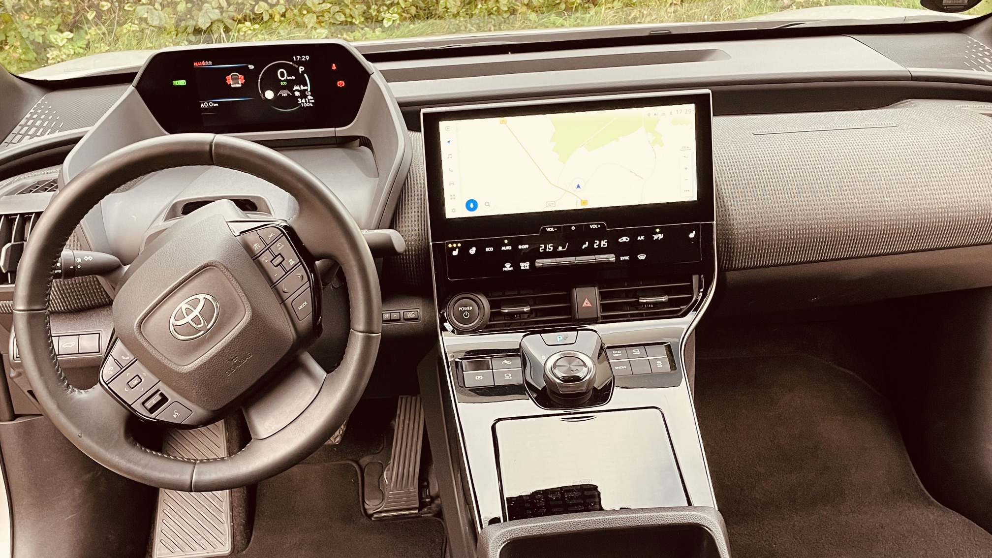 Sølv Toyota BZ4X fra 2023