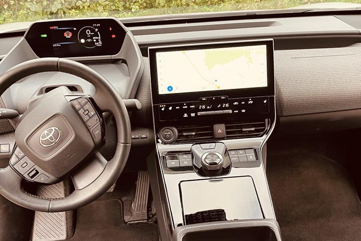 Sølv Toyota BZ4X fra 2023