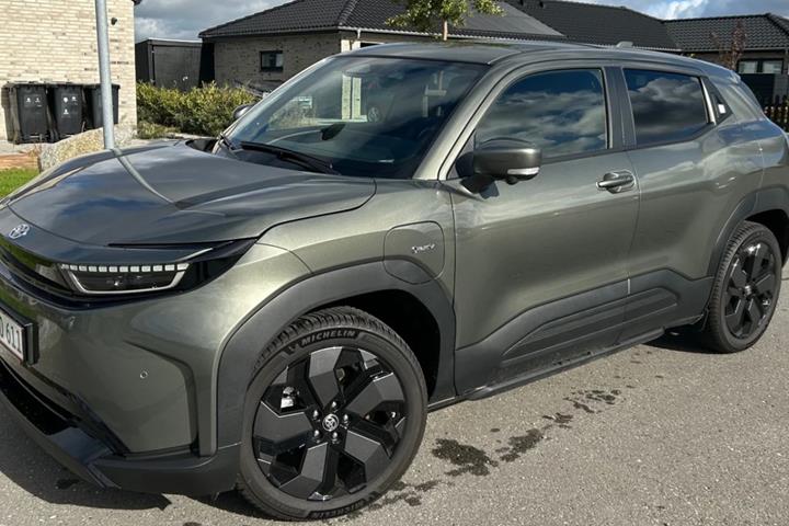 Grøn Toyota Urban Cruiser fra 2025 set udefra