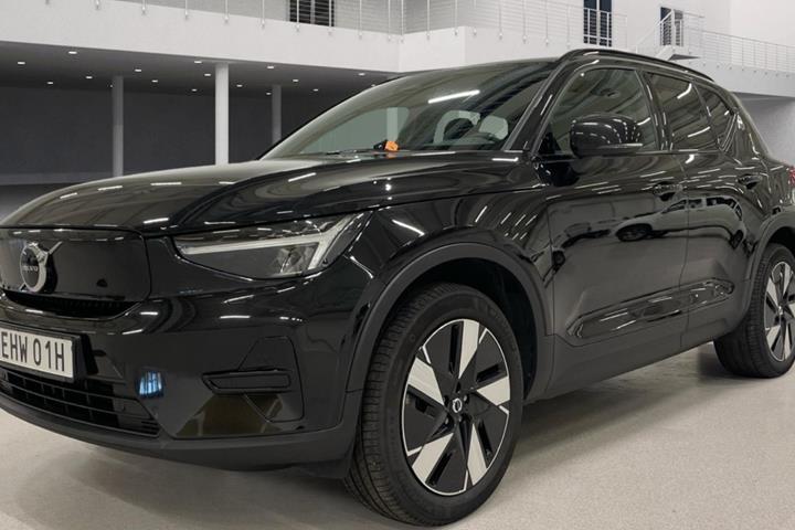 Sort Volvo XC40 fra 2024 set udefra