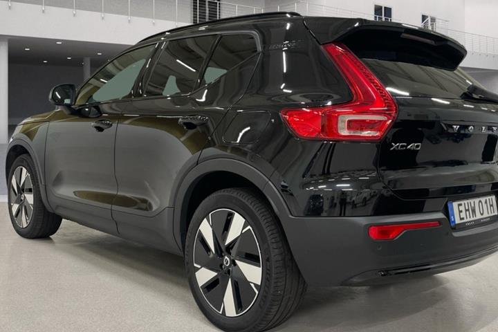 Sort Volvo XC40 fra 2024