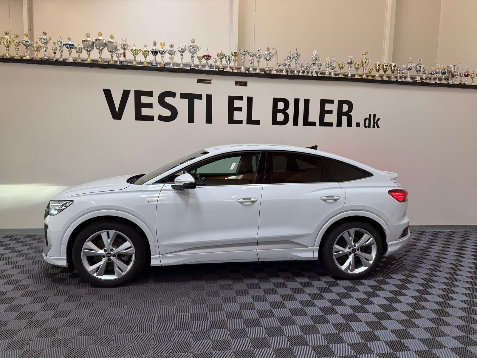 Hvid Audi Q4 e-tron fra 2022