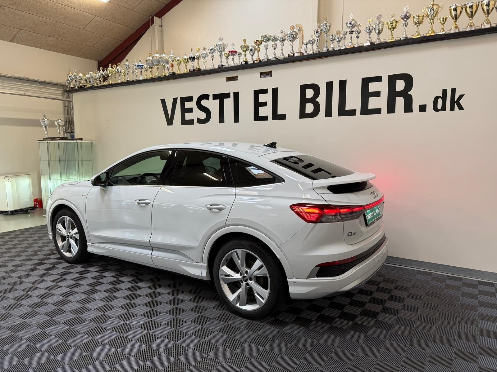Hvid Audi Q4 e-tron fra 2022