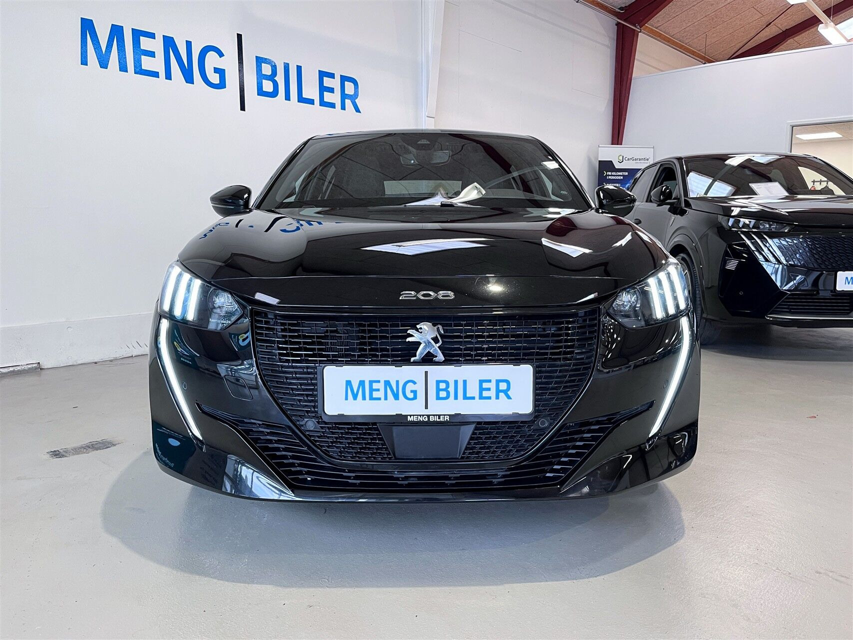 Sort Peugeot e-208 fra 2023