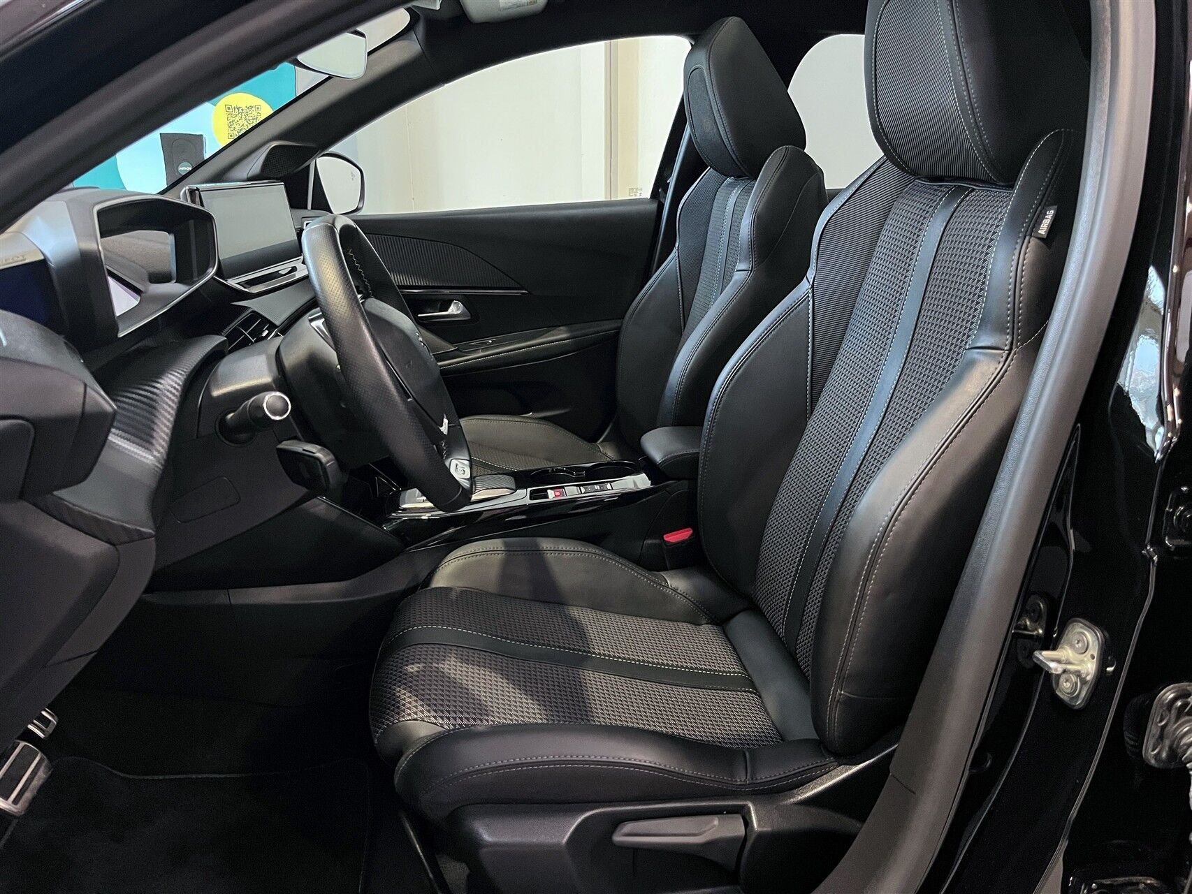 Sort Peugeot e-208 fra 2023