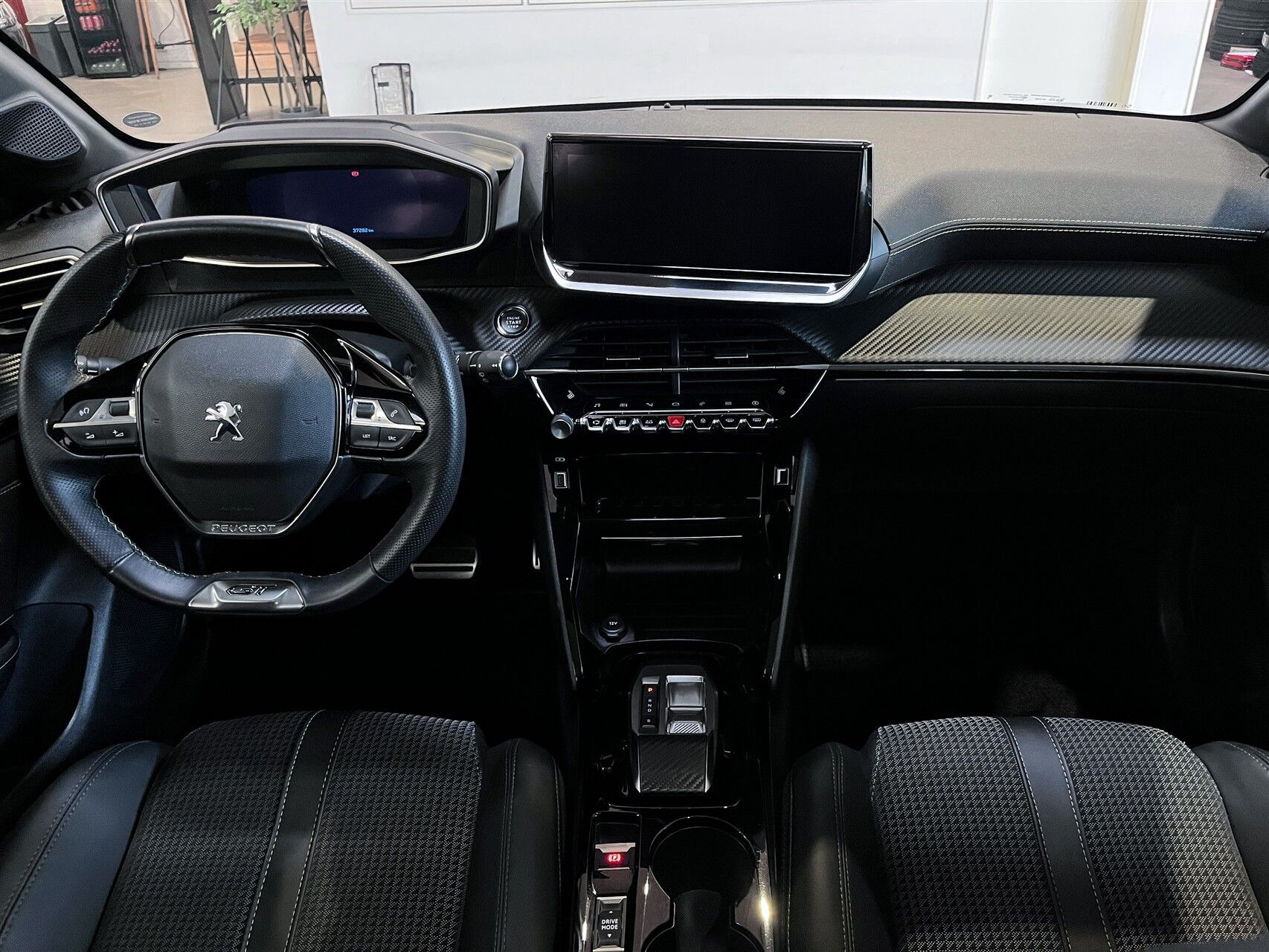 Sort Peugeot e-208 fra 2023