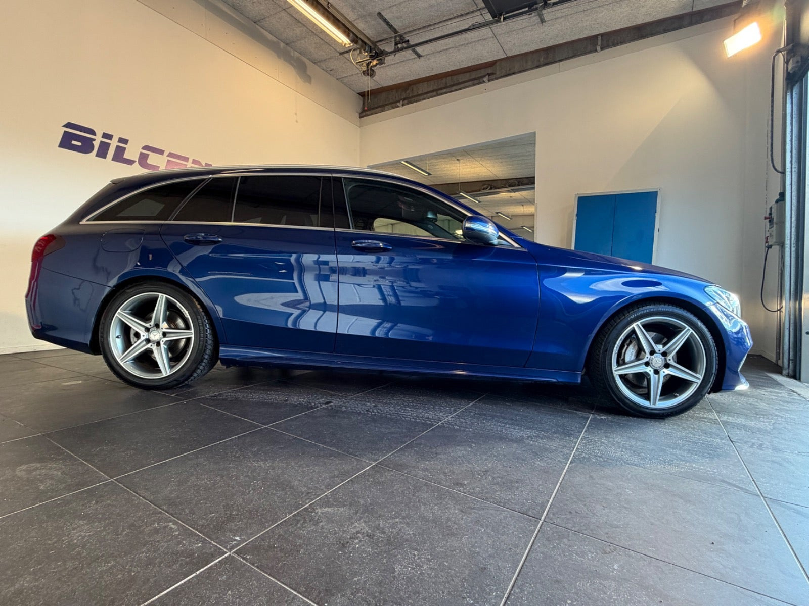 Blå Mercedes C220 fra 2015