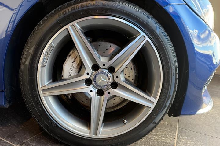 Blå Mercedes C220 fra 2015
