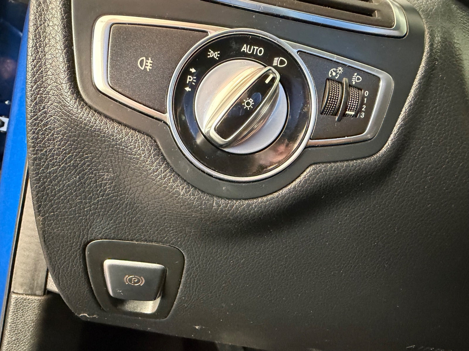 Blå Mercedes C220 fra 2015