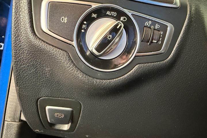Blå Mercedes C220 fra 2015