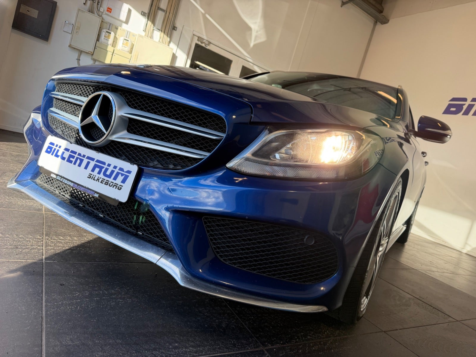 Blå Mercedes C220 fra 2015