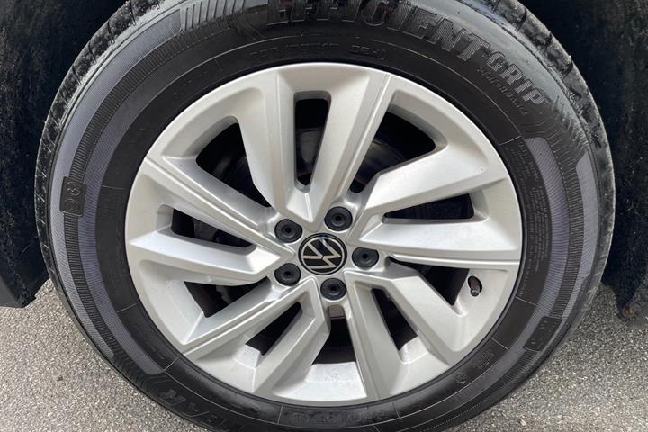 Grå VW T-Cross fra 2022
