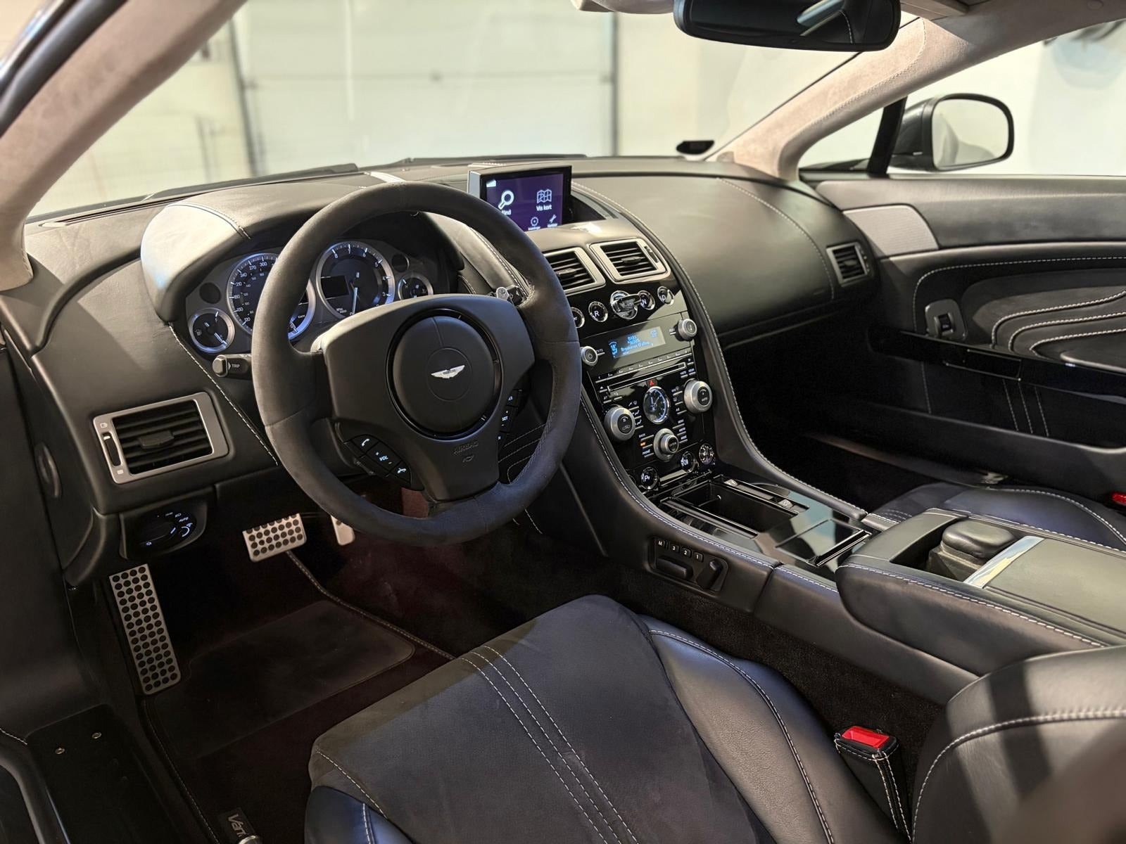 Grå Aston Martin V8 Vantage S fra 2014