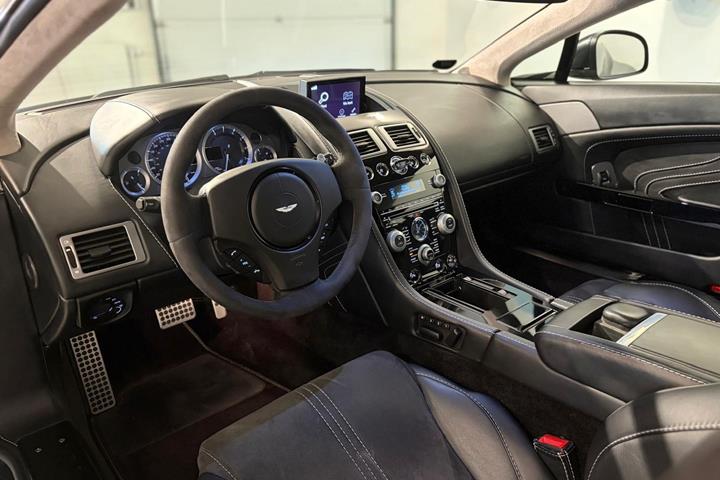 Grå Aston Martin V8 Vantage S fra 2014