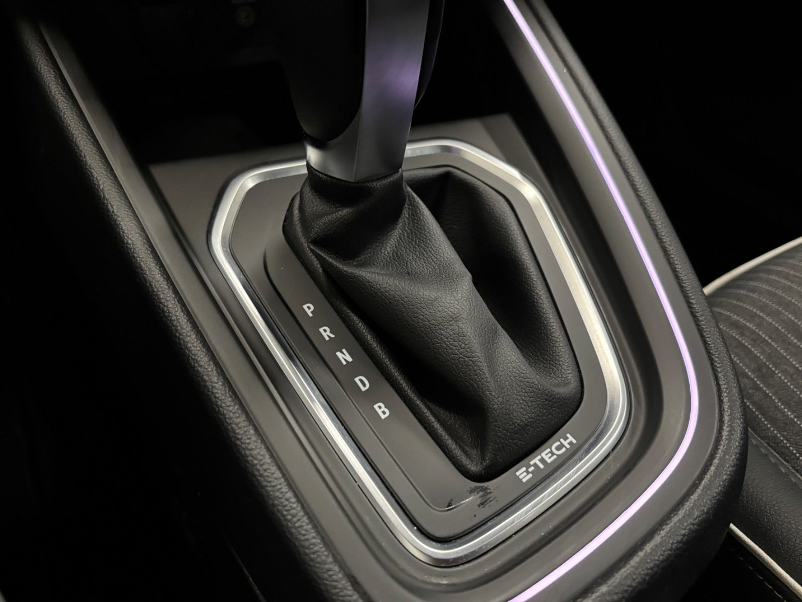 Grå Renault Clio V fra 2021