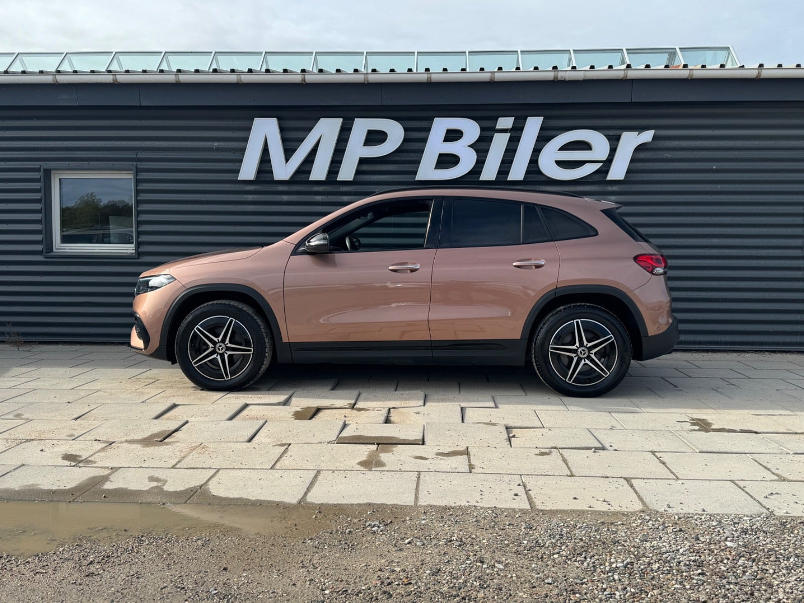 Grå Mercedes EQA300 fra 2023