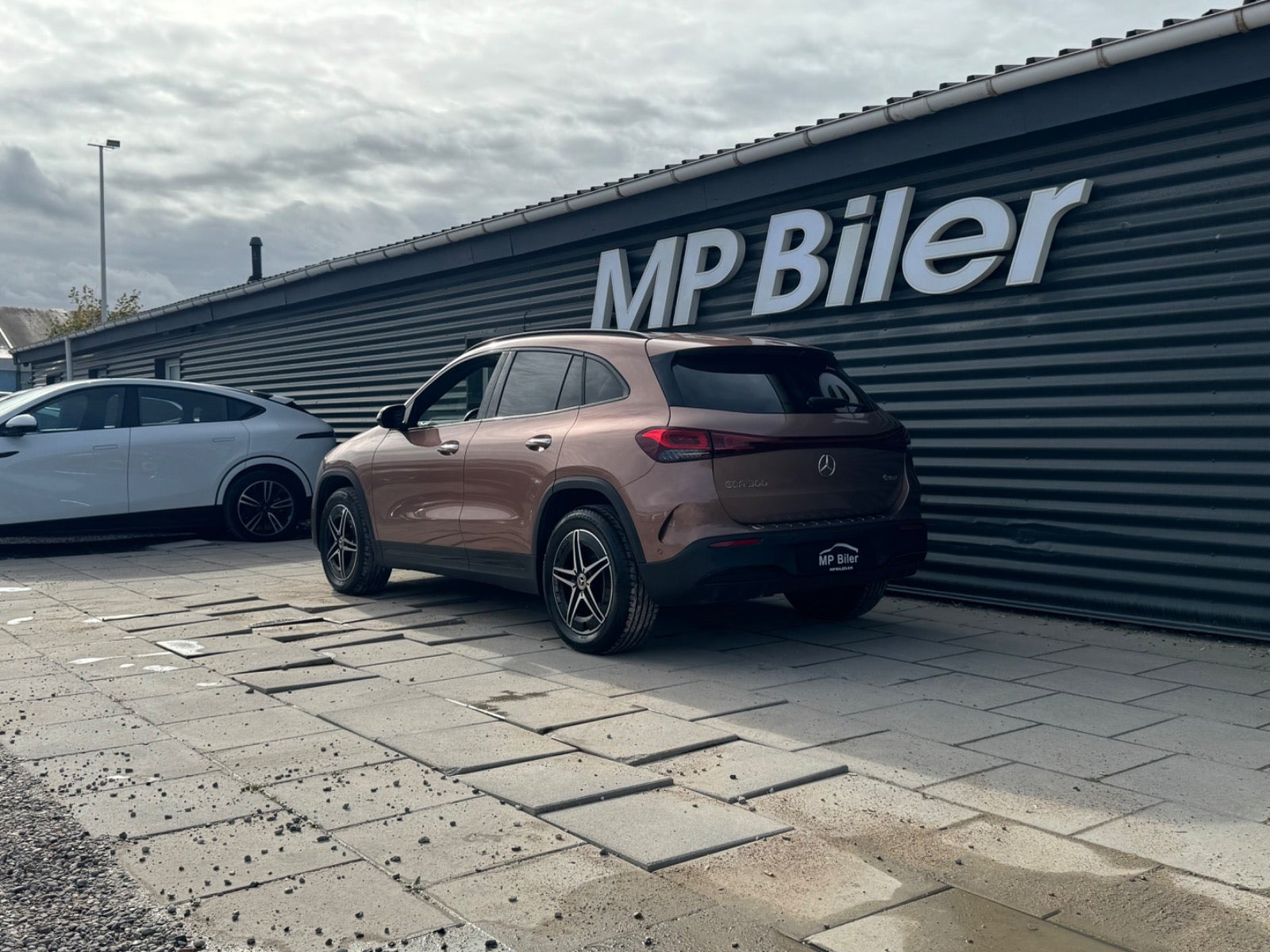 Grå Mercedes EQA300 fra 2023