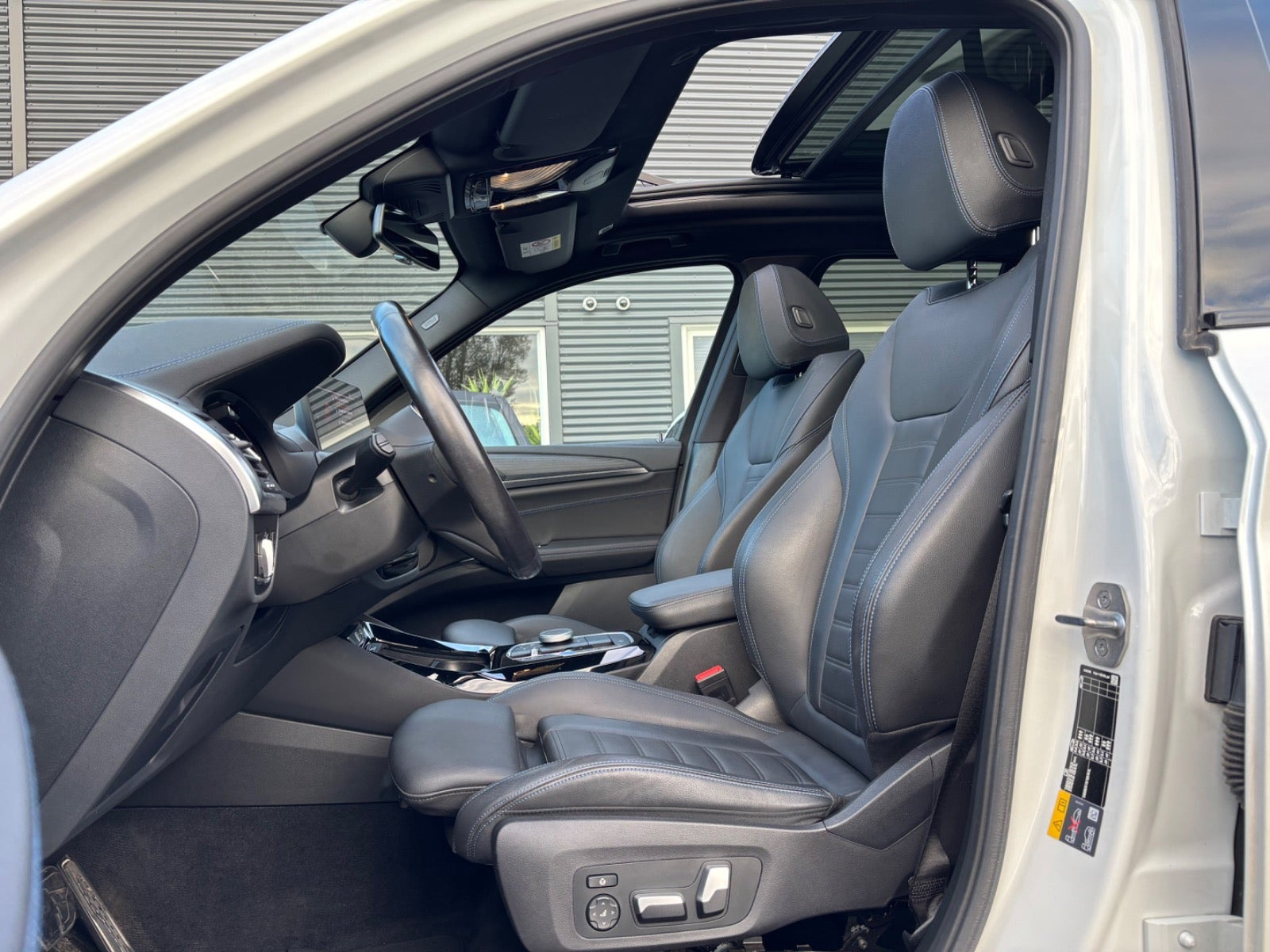 Hvid BMW iX3 fra 2023