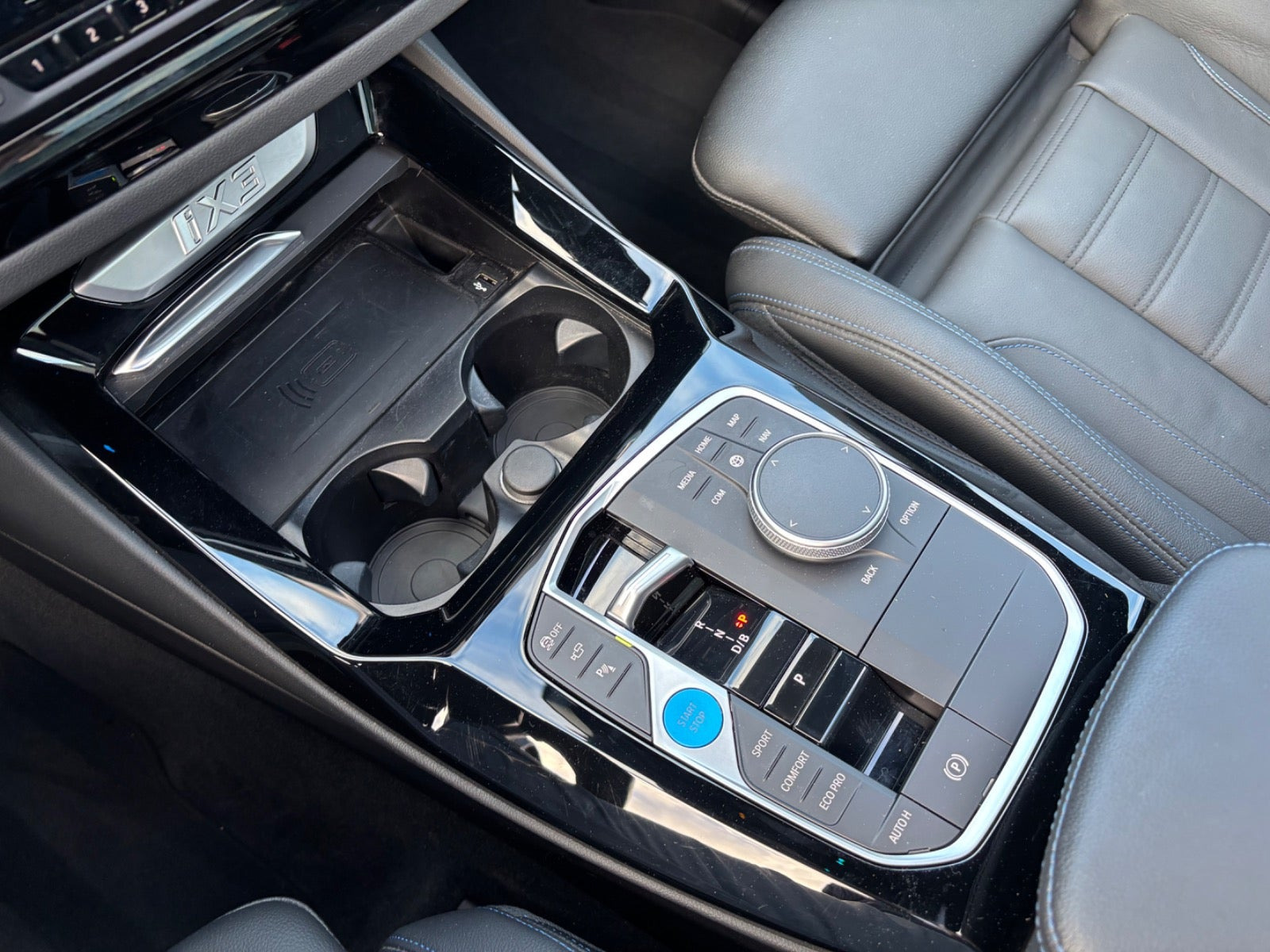 Hvid BMW iX3 fra 2023