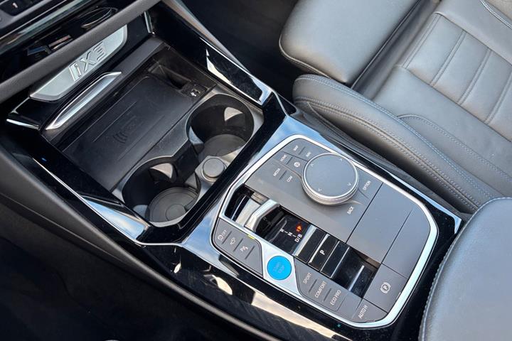 Hvid BMW iX3 fra 2023