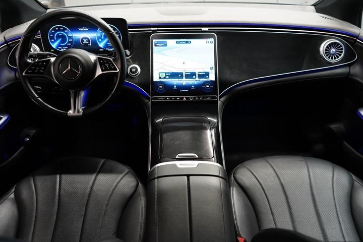 Grå Mercedes EQE350 fra 2023