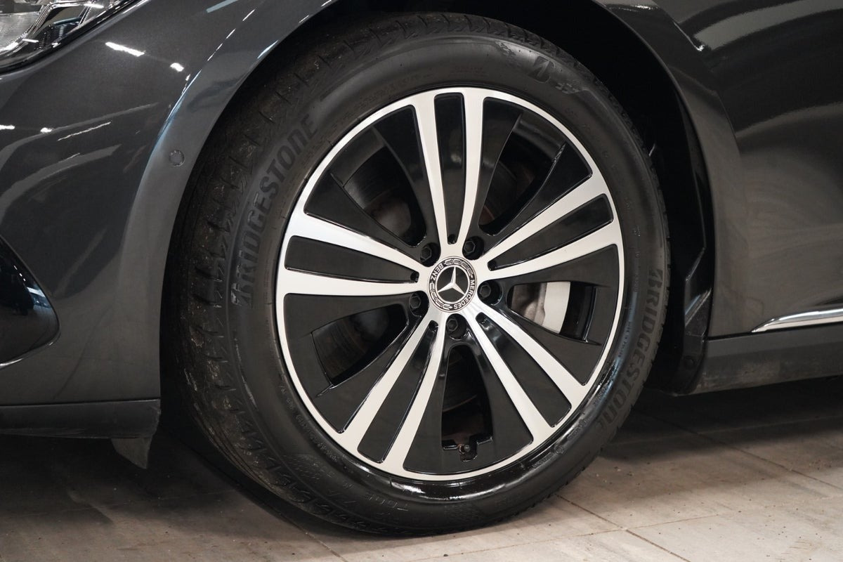 Grå Mercedes EQE350 fra 2023