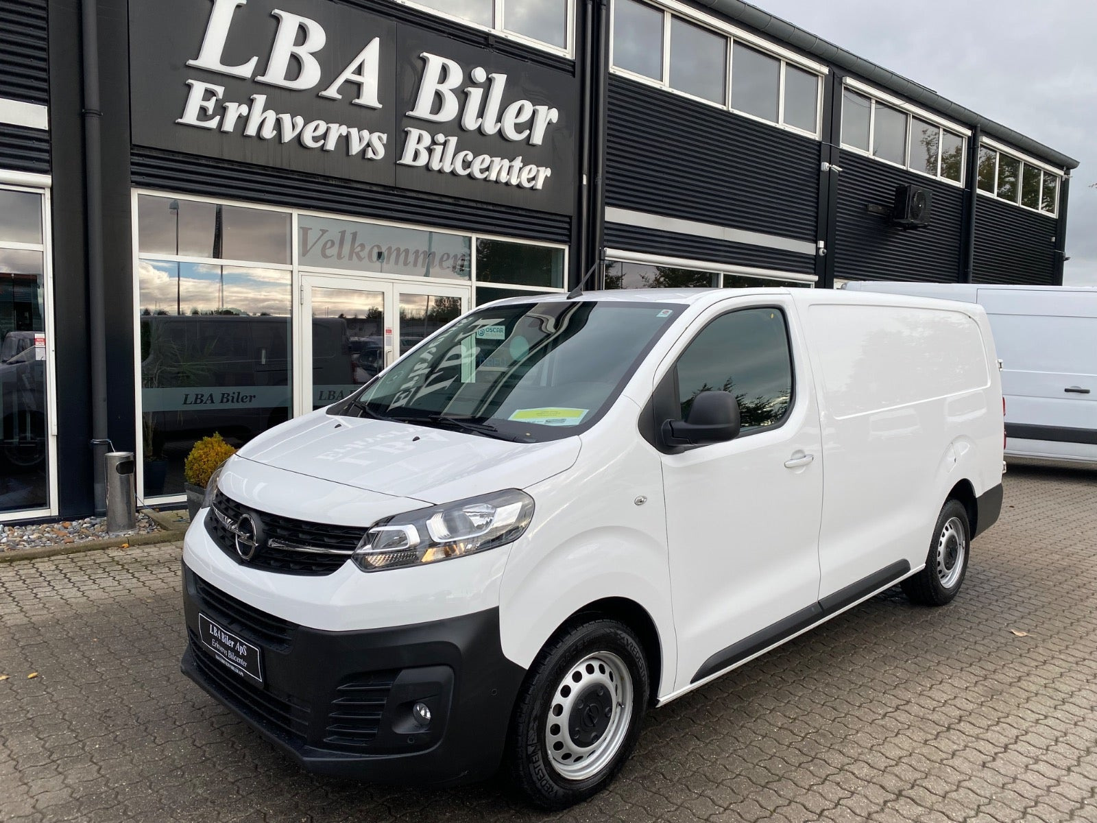 Hvid Opel Vivaro fra 2023