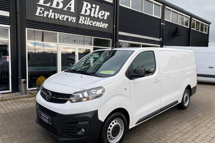 Hvid Opel Vivaro fra 2023