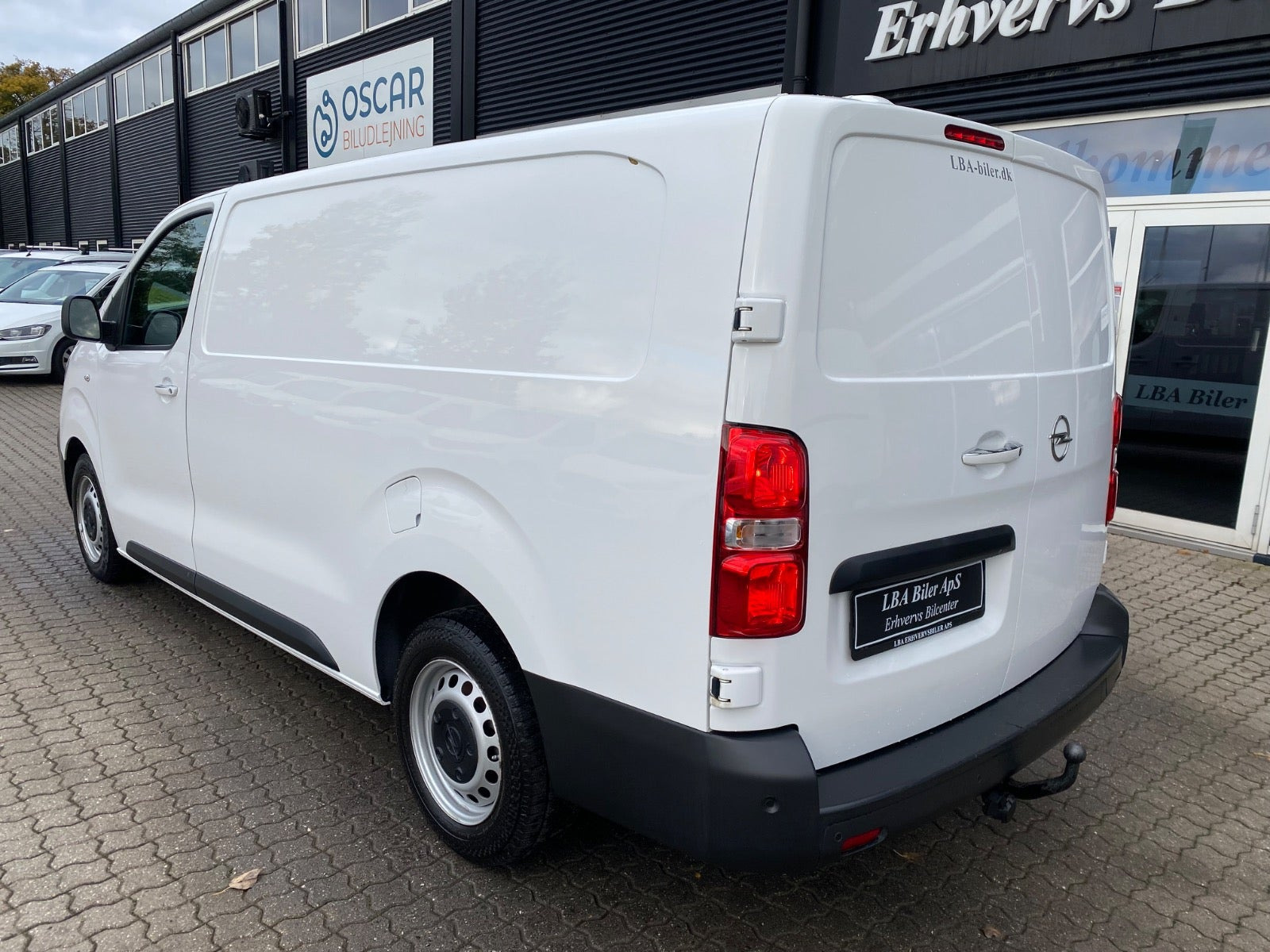 Hvid Opel Vivaro fra 2023