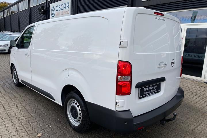 Hvid Opel Vivaro fra 2023