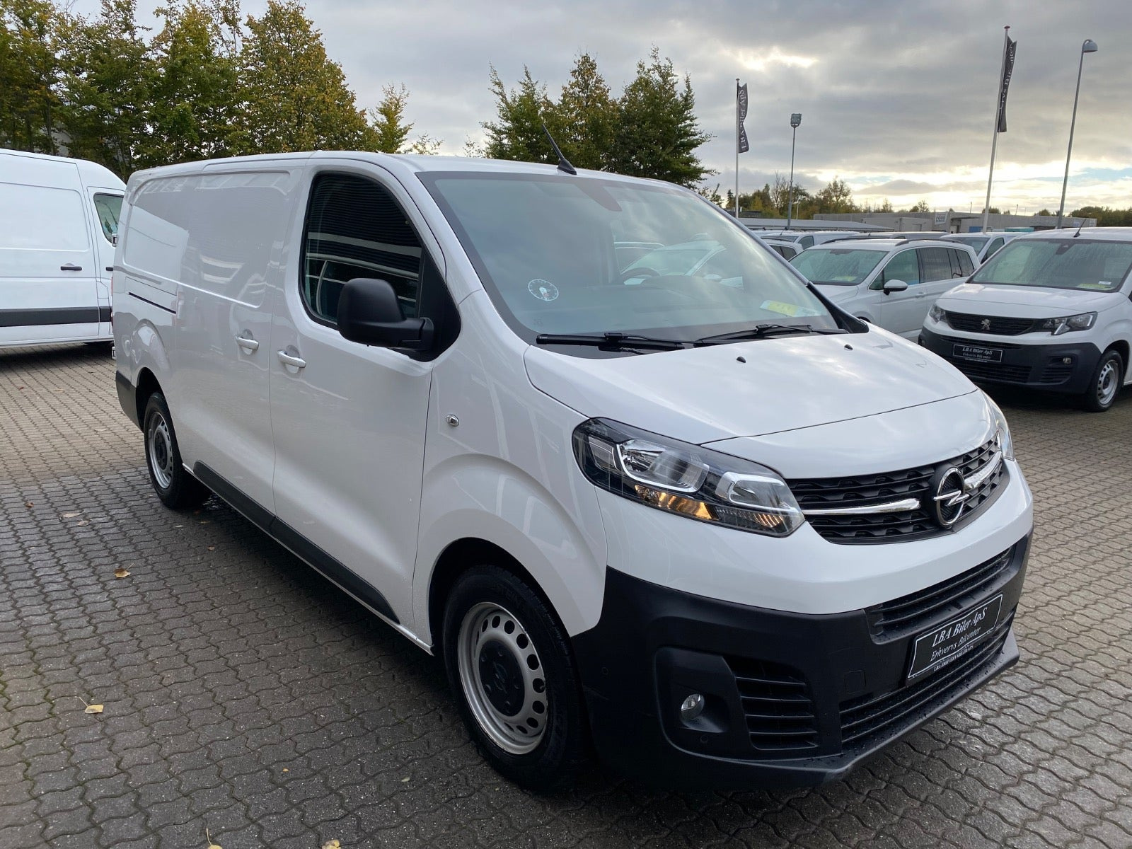 Hvid Opel Vivaro fra 2023