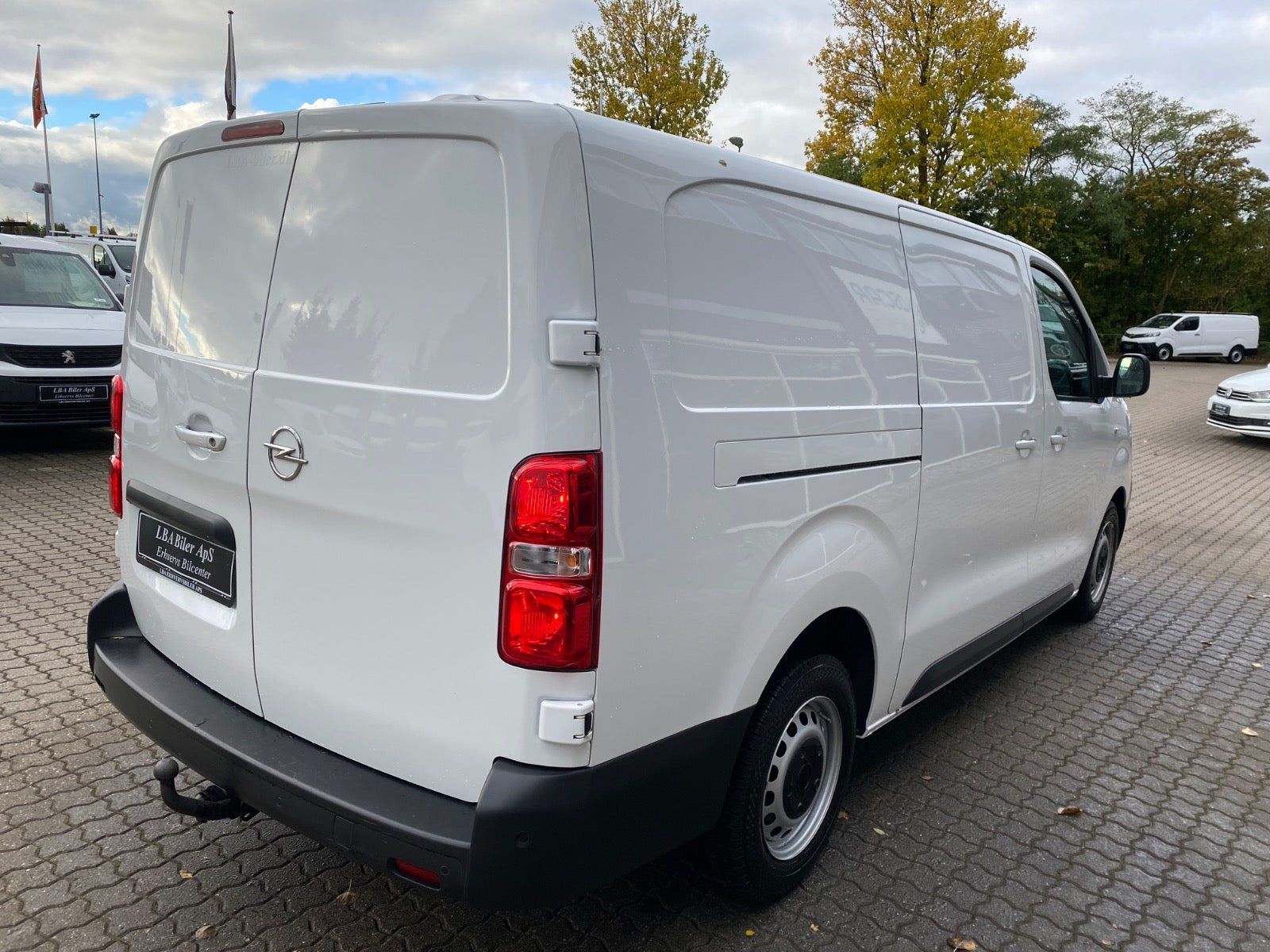Hvid Opel Vivaro fra 2023