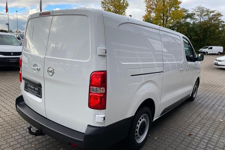 Hvid Opel Vivaro fra 2023