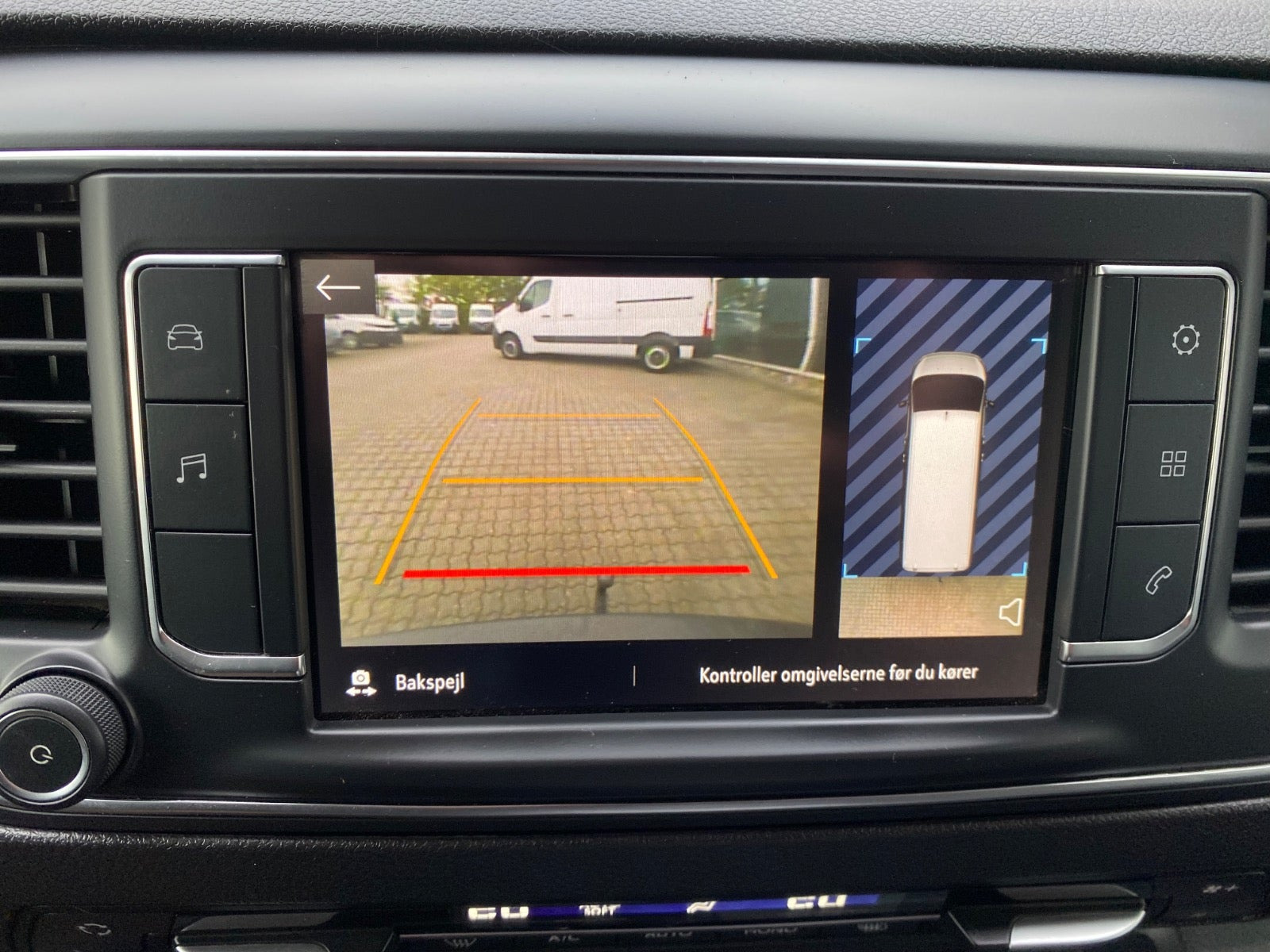 Hvid Opel Vivaro fra 2023