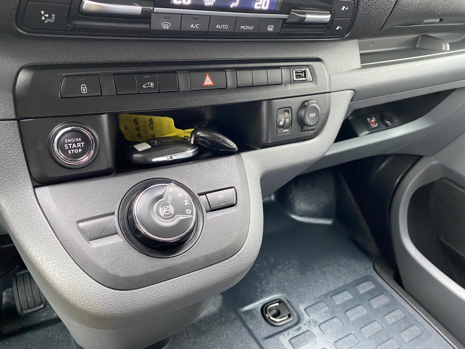 Hvid Opel Vivaro fra 2023