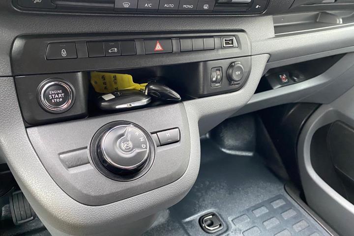 Hvid Opel Vivaro fra 2023