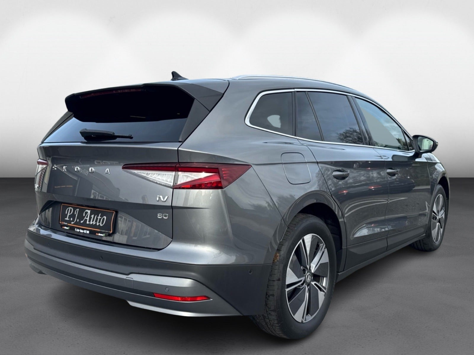 Grå Skoda Enyaq fra 2023