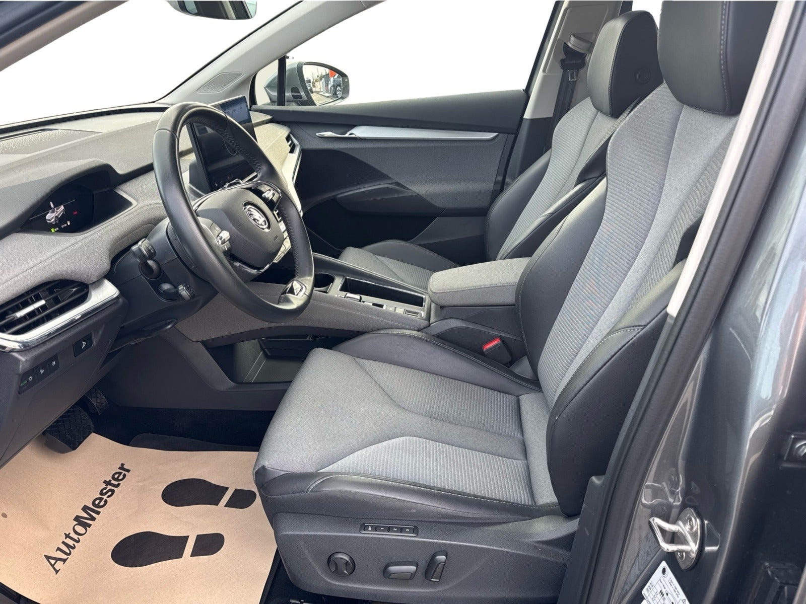 Grå Skoda Enyaq fra 2023