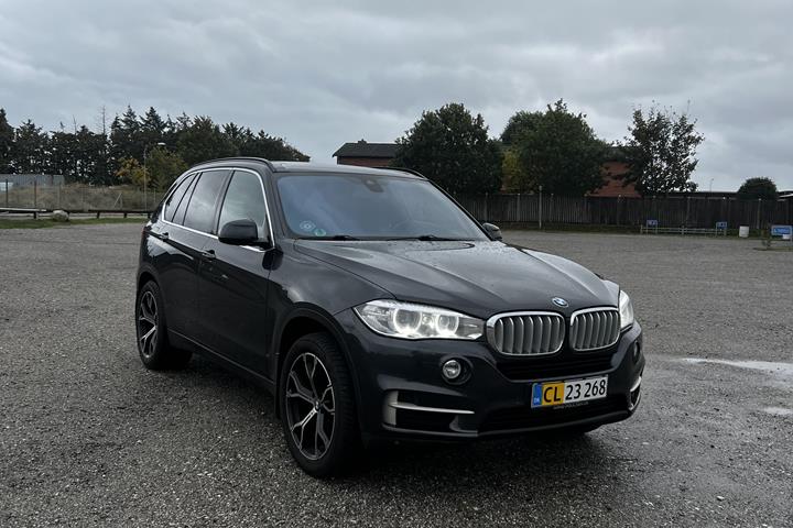 Grå BMW X5 fra 2015