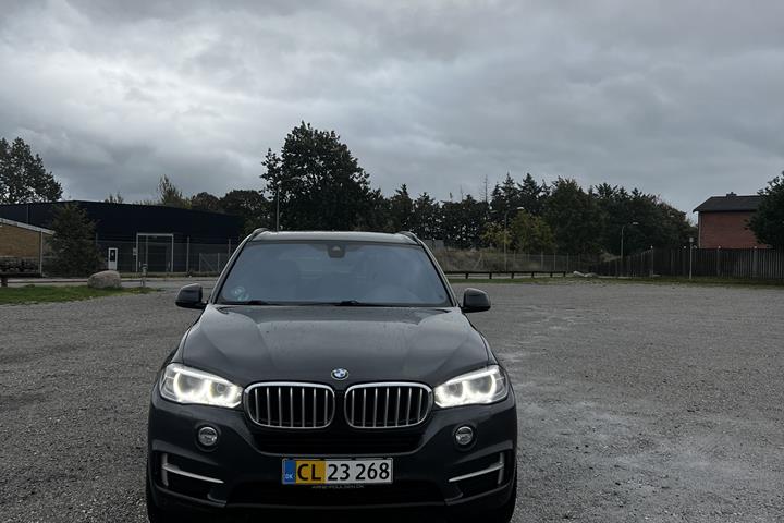 Grå BMW X5 fra 2015