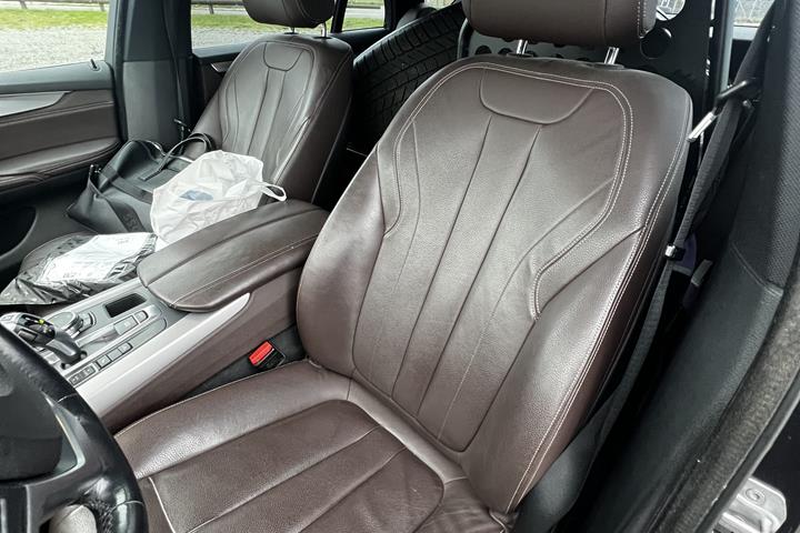 Grå BMW X5 fra 2015