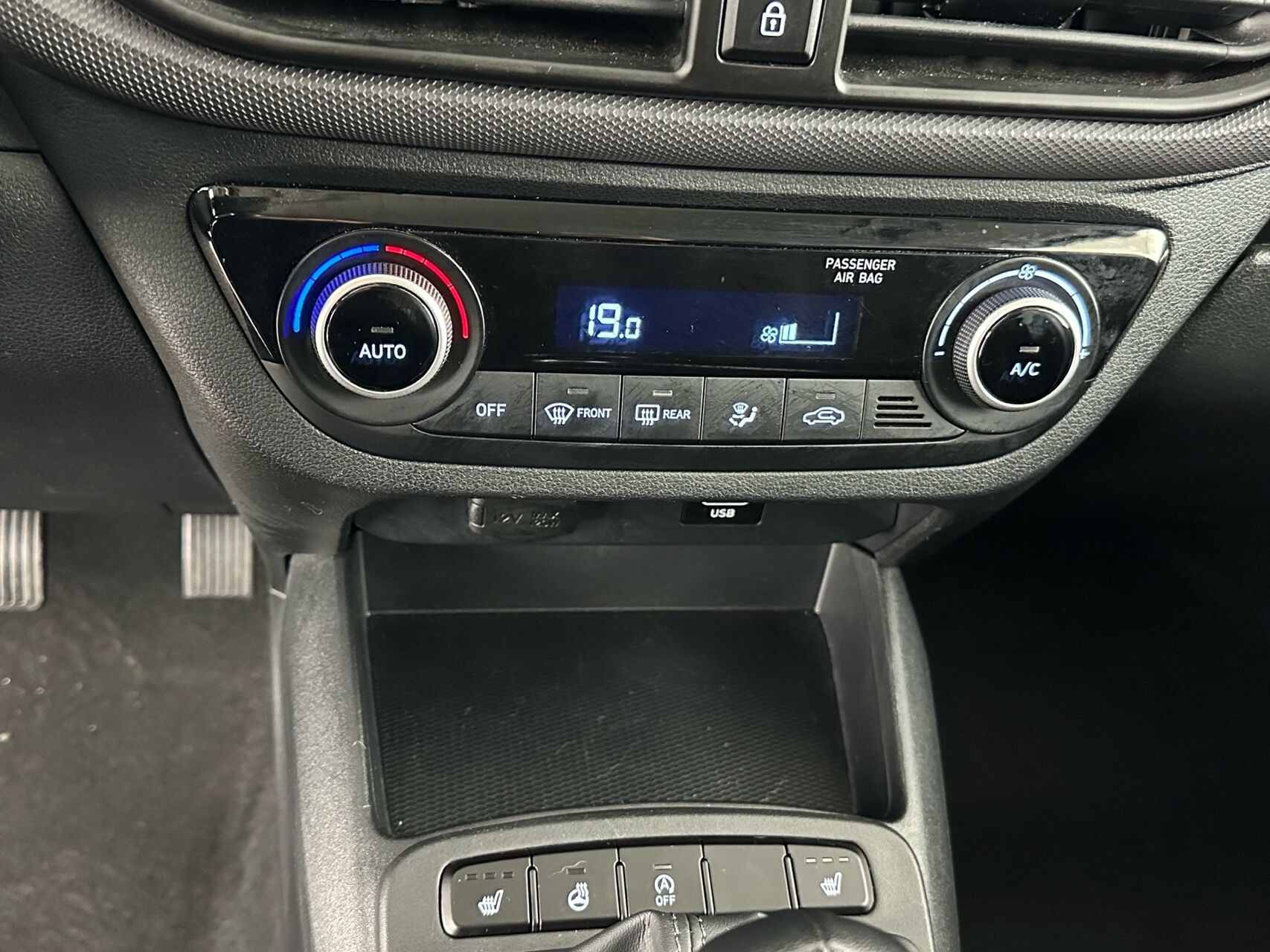 Hvid Hyundai i10 fra 2021