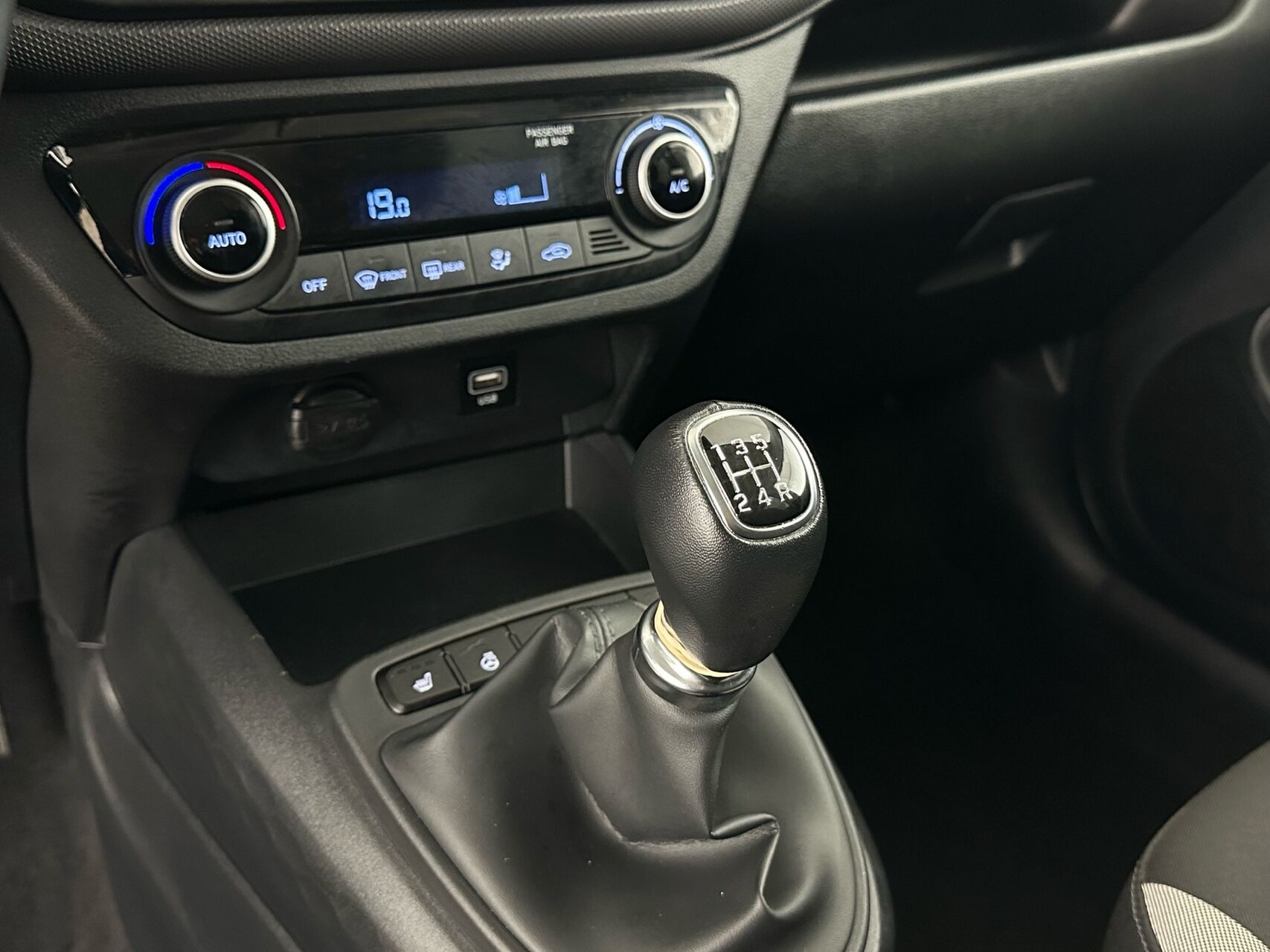 Hvid Hyundai i10 fra 2021